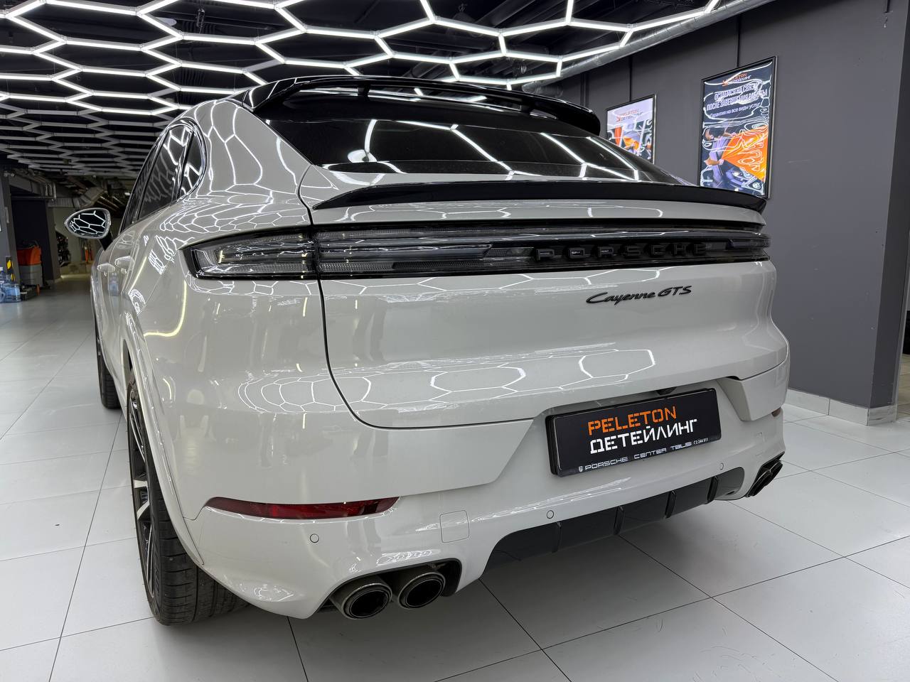 Оклейка Porsche Cayenne GTS в полиуретановую пленку 230 мкм: максимальная защита для максимального автомобиля
